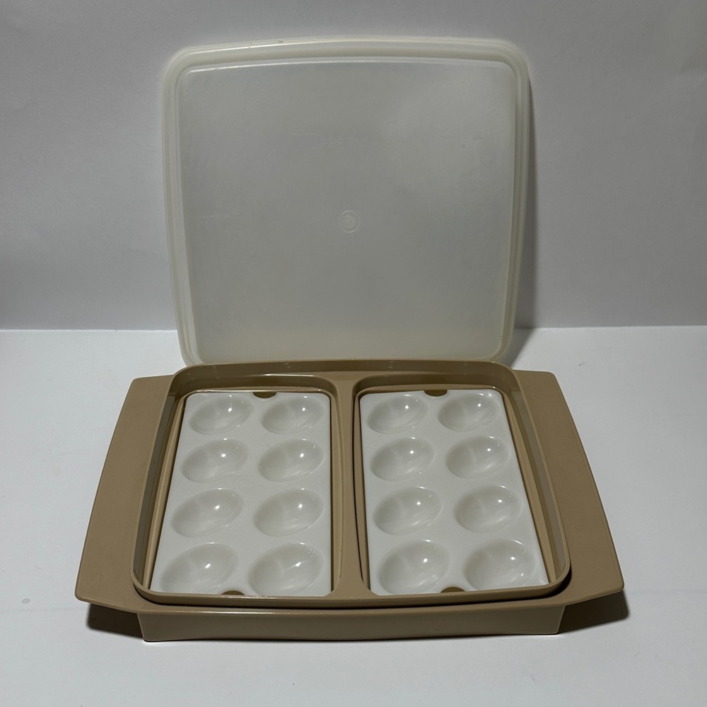 Vintage 1970s Tupperware Deviled Egg Food Keeper Storage - Model 723 - Picture 2 of 5